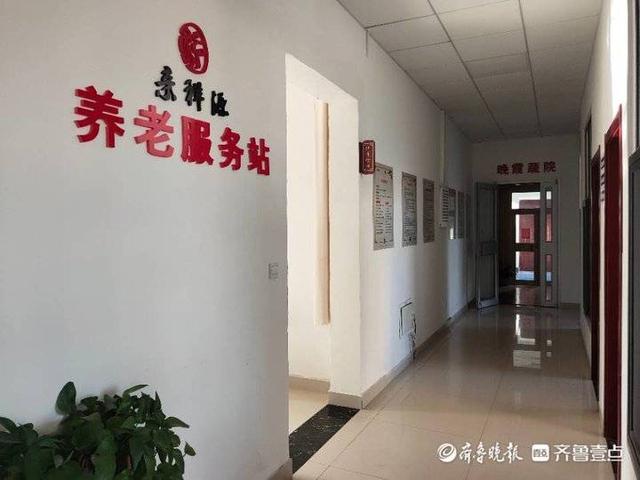 東利社區(qū)智慧養(yǎng)老服務(wù)站解民憂，居民送錦旗(圖2)