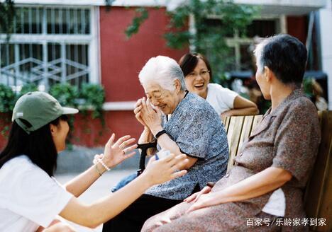 養(yǎng)老院雖好，但家庭照護(hù)床位更不賴，新型養(yǎng)老模式，多重選擇(圖1)